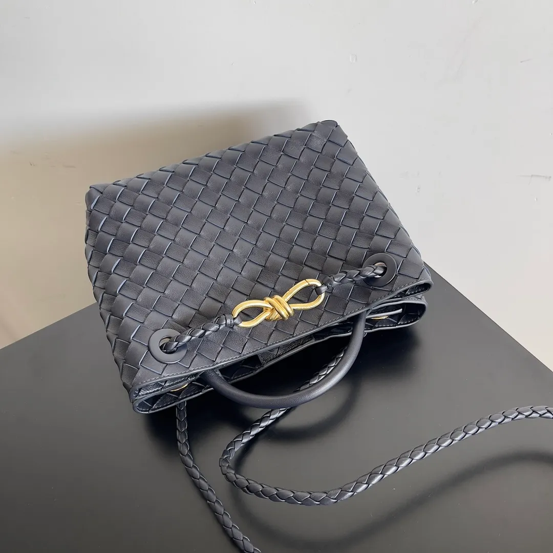 The 2023 new Andiamo batch of 1860 BV has been shipped‼ ️Really popular🔥The new Andiamo woven handbag launched by Bottega Veneta this season is really popular all over the world! ! Celebrities at home and abroad have worn it, and Oscar-winning actress Michelle Yeoh has taken it out on the street. Song Jia, Trai Yara, Yu Feihong, Sanji Ayaka, Rosie Hunting-Whiteley, Yoshioka Riho, etc. have all picked up this bag. It is classic and versatile, showing off its temperament, and the bag capacity is also large, which is very convenient for daily commuting! ! A variety of carrying methods, the shoulder straps can be adjusted by yourself, the original lambskin feels soft and delicate, and the neutral style is made to break gender boundaries and bring a more practical and longer-lasting use experience. Andiamo, which has both elegant and casual styles, perfectly interprets the true appearance of "fashionable old money style". Style number: 743568 Size: 25*22*10.5cm